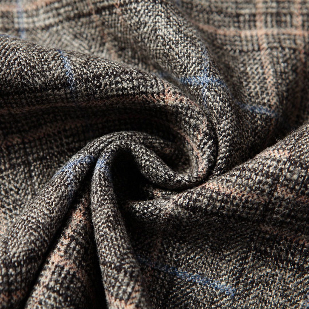 Grauer Wollstoff mit Karomuster, weiche Textur, ideal für Anzüge und Mäntel, hochwertige Qualität.