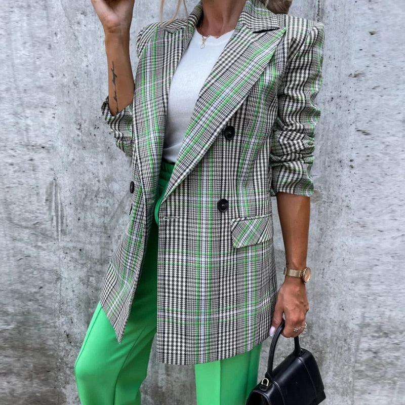 Frau im karierten Blazer und grüner Hose, modisch, elegant, Business-Look, Herbstmode.