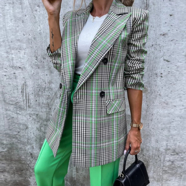 Frau im karierten Blazer und grüner Hose, modisch, elegant, Business-Look, Herbstmode.