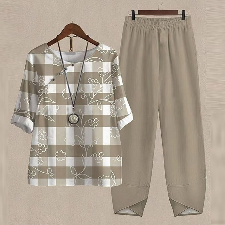 Beige Damen-Outfit, kariertes Oberteil mit Blumenmuster, passende Hose, lässiger Stil.