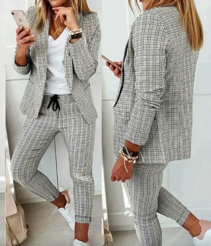 Frau im karierten Anzug mit weißem T-Shirt und Sneakers, Business-Casual-Look.