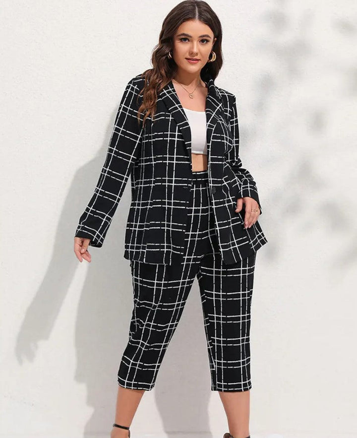 Frau in kariertem schwarzen Anzug mit weißem Top, modische Damenbekleidung, Business-Look.