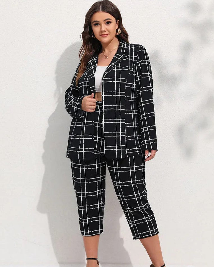 Frau in kariertem schwarzen Anzug, weißes Top, modische Damenbekleidung, Plus-Size-Mode.