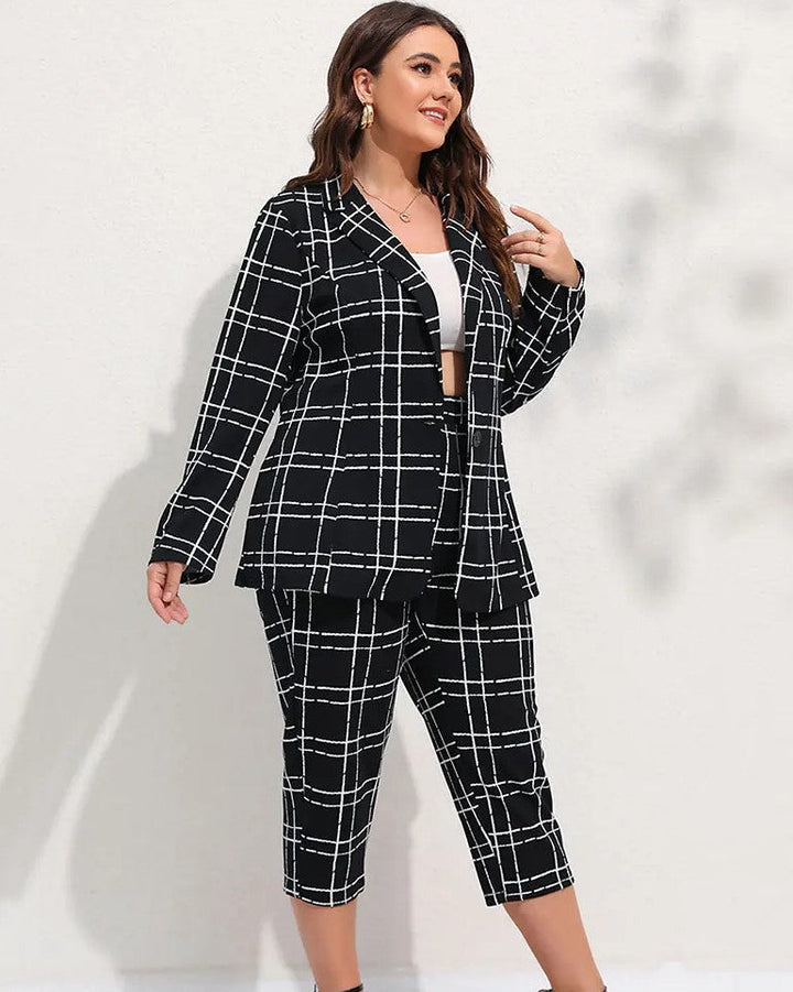 Schwarz-weiß karierter Damenanzug, Blazer und Hose, elegantes Business-Outfit.