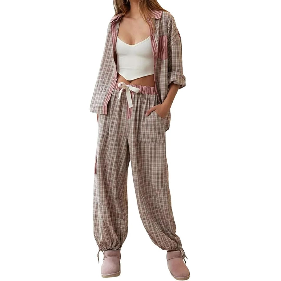 Frau in kariertem Pyjama-Set, beige-rosa, mit weißem Top, gemütliche Nachtwäsche.