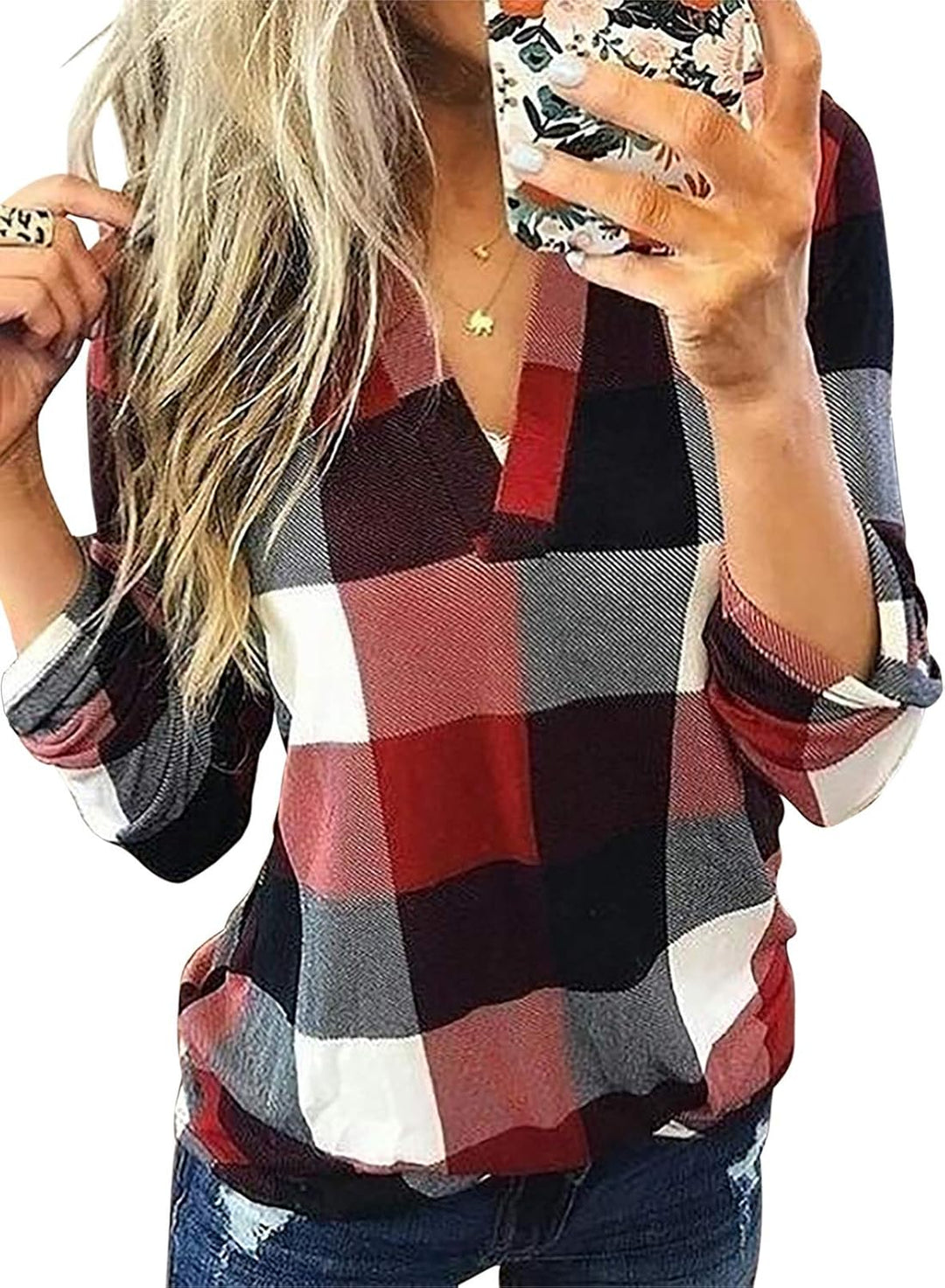 Frau in kariertem Hemd, rot-schwarz-weiß, Smartphone, modisch, Freizeitkleidung, Herbstmode.