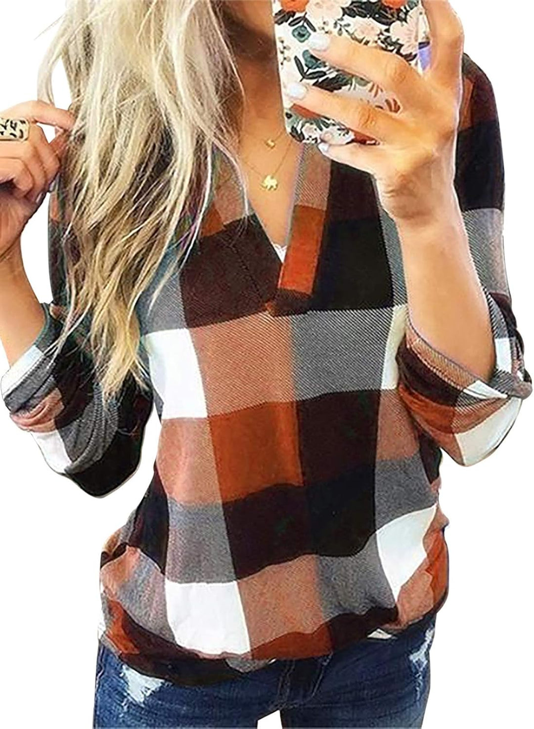 Frau in kariertem Hemd, braun-weiß, V-Ausschnitt, lässig, Herbstmode, Selfie.