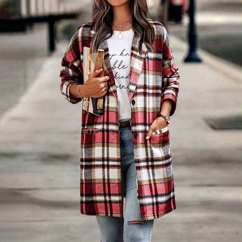 Frau im karierten Mantel, rot-braun, lässig, Herbstmode, Straße, Buch, Jeans, stilvoll.