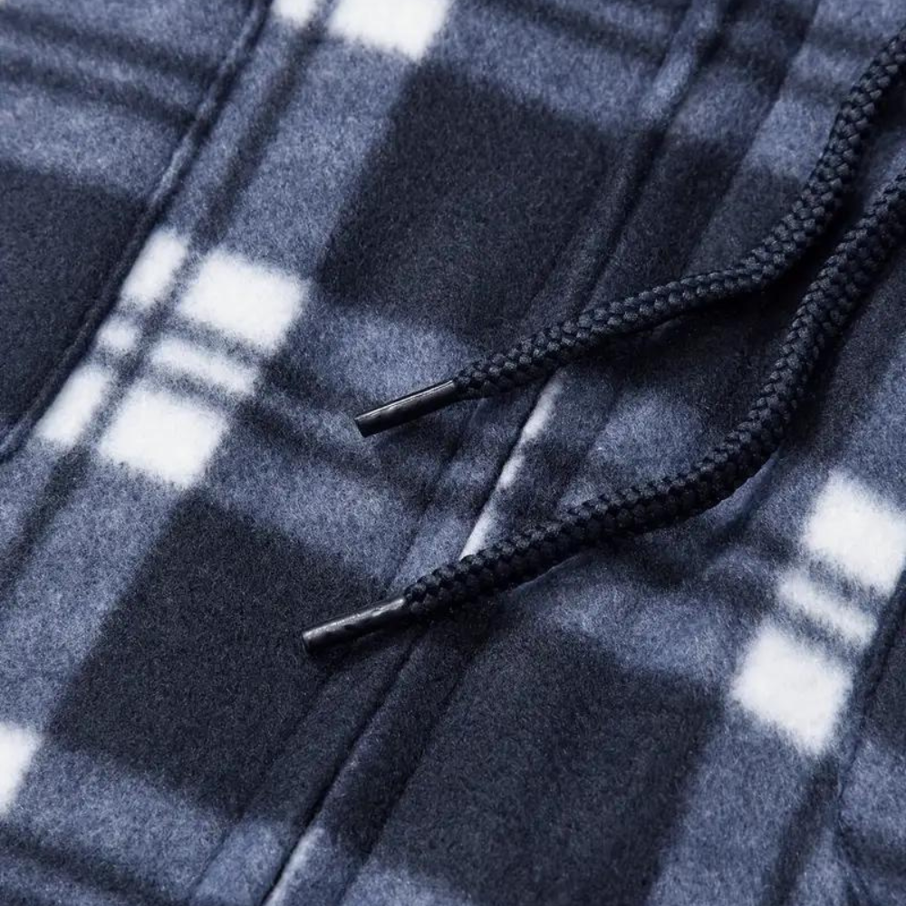 Schwarz-weiß kariertes Flanellhemd mit Kordelzug, weiches Material, Detailansicht.