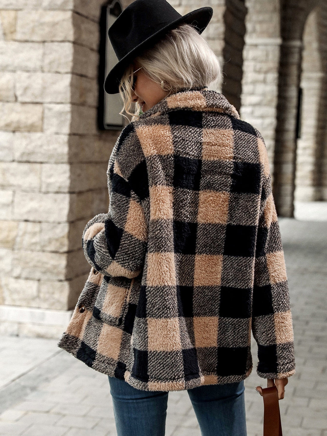 Frau in kariertem Wollmantel, schwarz-beige, mit Hut, Herbstmode, stilvoll, warm, elegant.