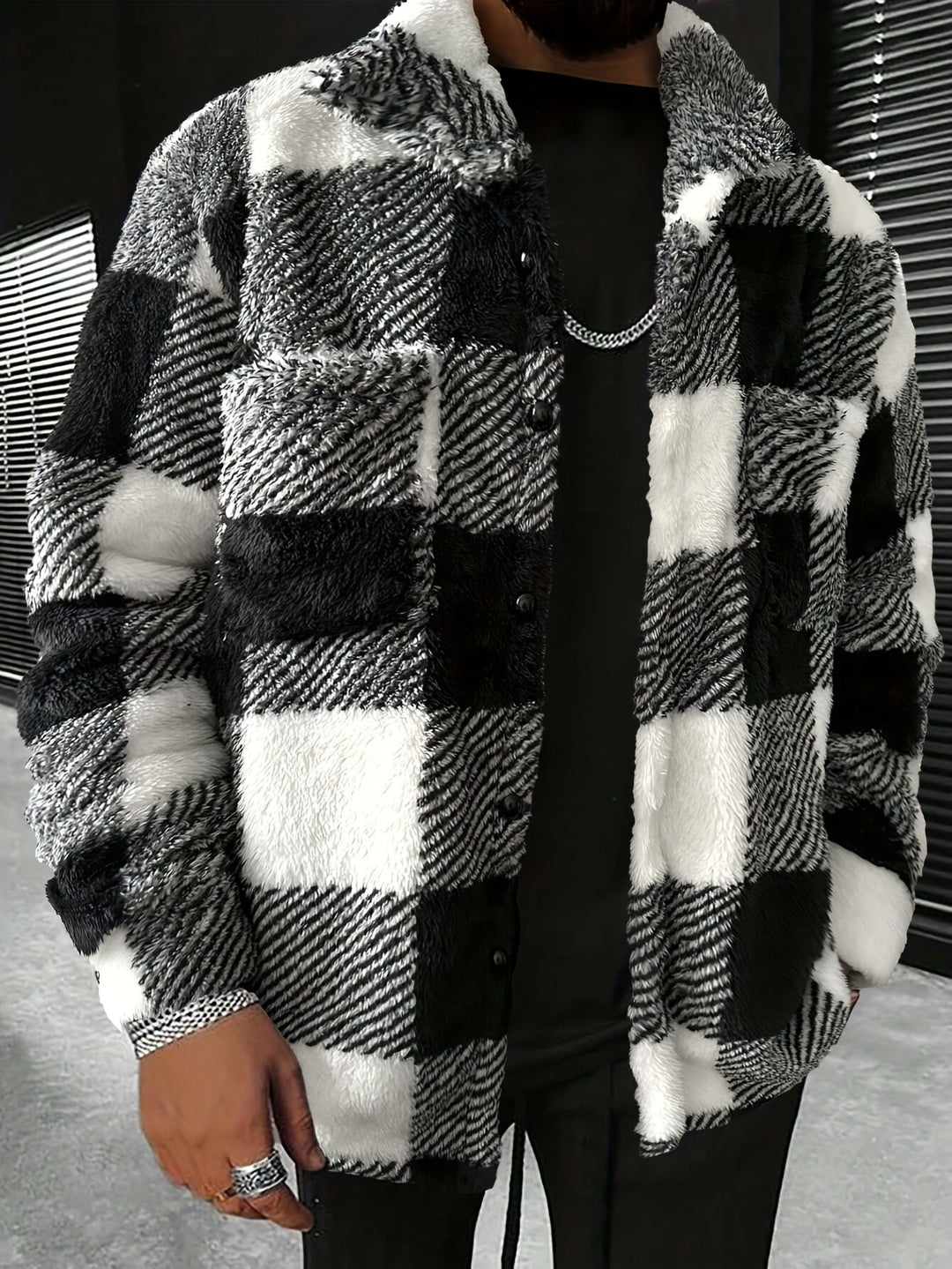 Schwarz-weiß karierte Herrenjacke aus Kunstpelz, warm und modisch für den Winter.