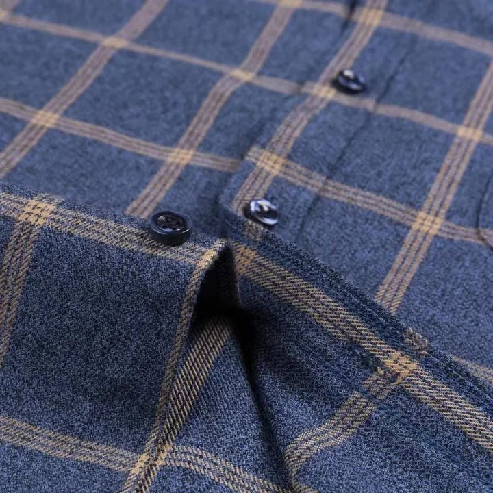 Graues kariertes Hemd aus Baumwolle mit Knöpfen, Herrenmode, Freizeitkleidung.
