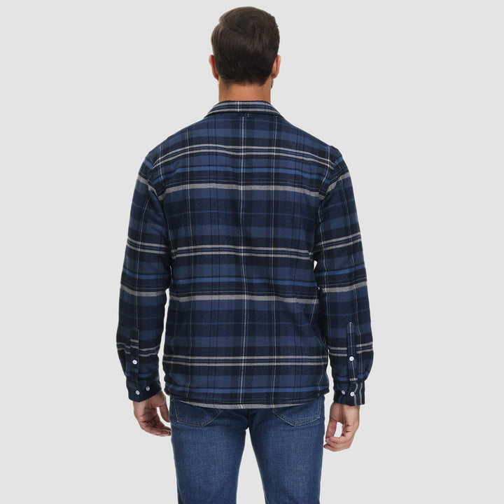 Mann in blau kariertem Flanellhemd, Rückansicht, lässige Herrenmode, Langarm, Baumwolle.