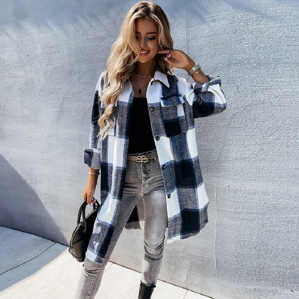 Frau in kariertem Oversize-Hemd, blau-weiß, Jeans, schwarze Stiefel, modisch, urbaner Stil.