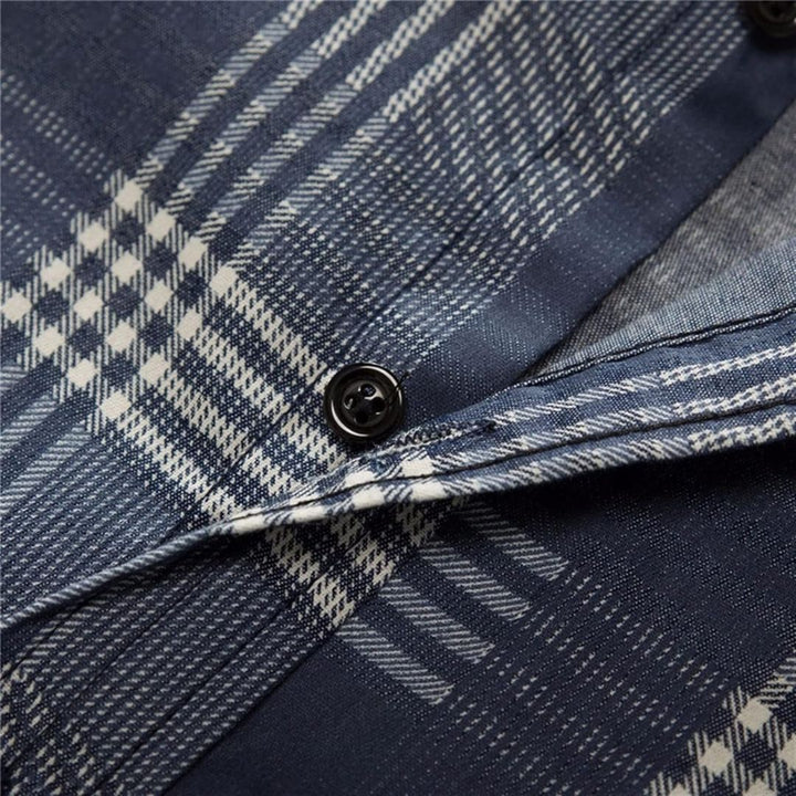 Blau kariertes Hemd aus Baumwolle, Nahaufnahme, Knopfdetail, Herrenmode, elegantes Design