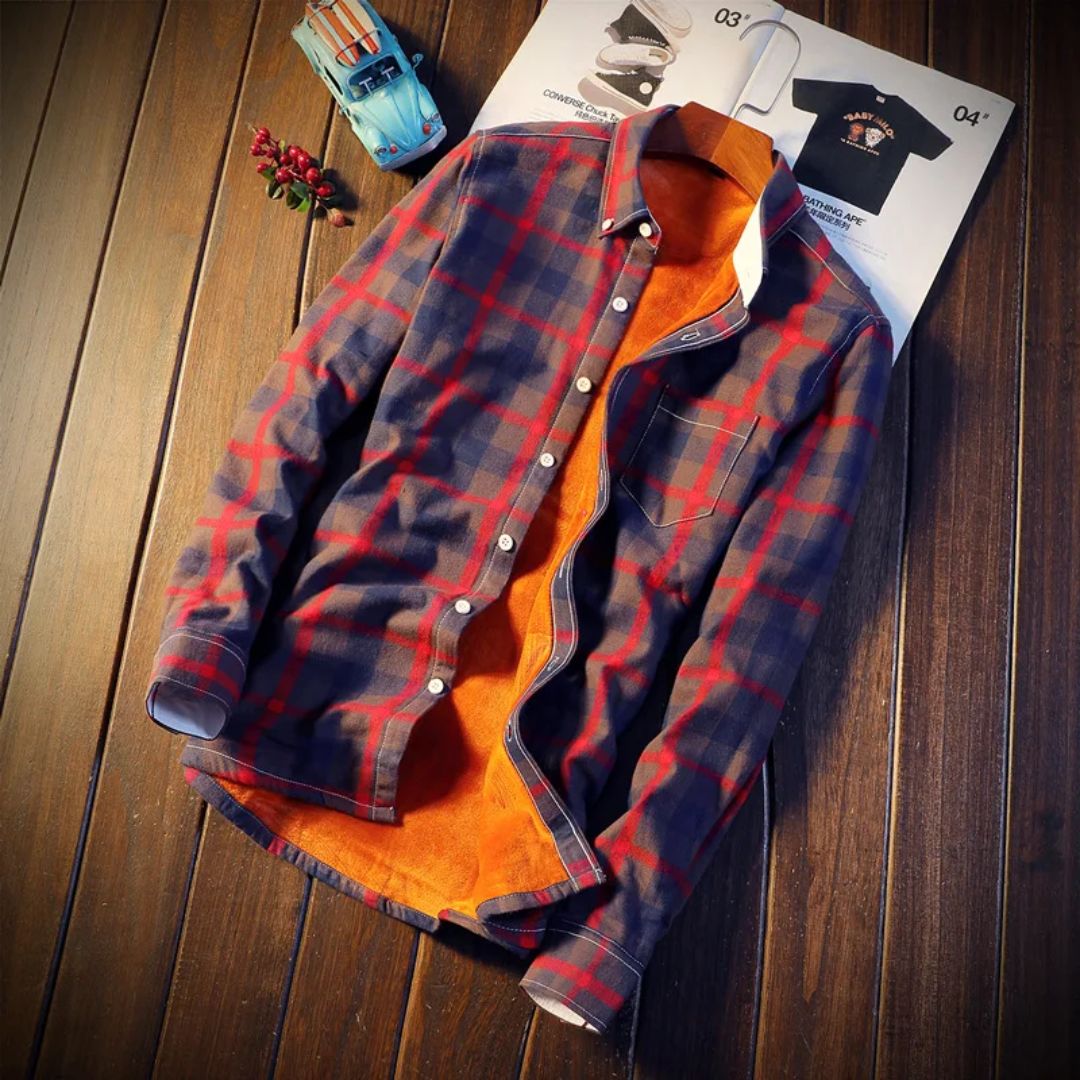 Kariertes Herrenhemd, rot-blau, mit orangefarbenem Futter, Holzuntergrund, modisch, Herbstmode.