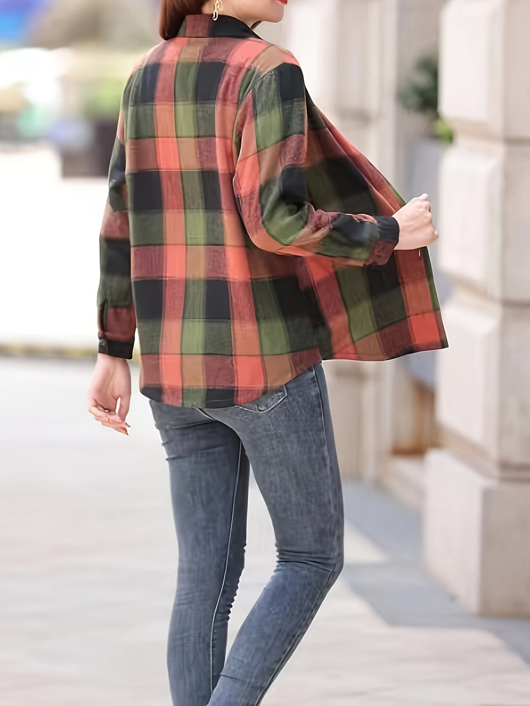 Frau in kariertem Hemd und Jeans, Herbstmode, lässiger Stil, Outdoor, Rückansicht