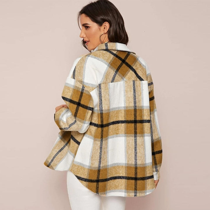 Frau trägt karierte Oversize-Jacke in Beige und Weiß, Herbstmode, lässiger Stil.