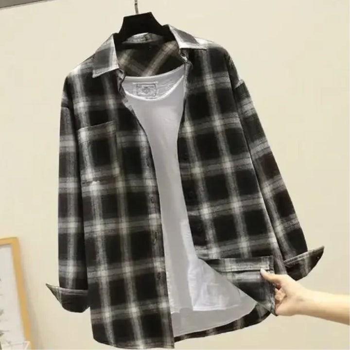 Schwarz-weiß kariertes Flanellhemd mit weißem T-Shirt, lässige Herrenmode, Baumwolle.