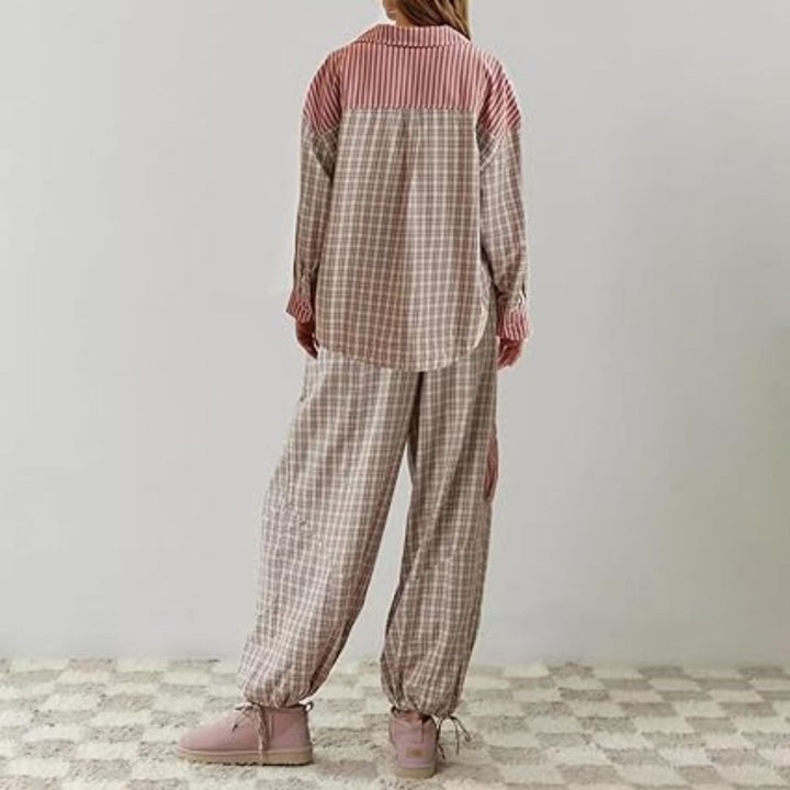 Frau in kariertem Pyjama-Set, rosa und beige, Rückansicht, gemütliche Nachtwäsche, Baumwolle.