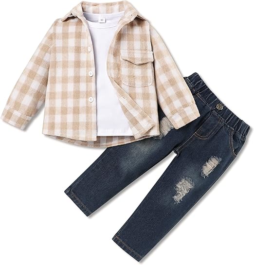 Kariertes Kinderhemd und Jeans, beige und blau, Baumwolle, Freizeitmode für Jungen.
