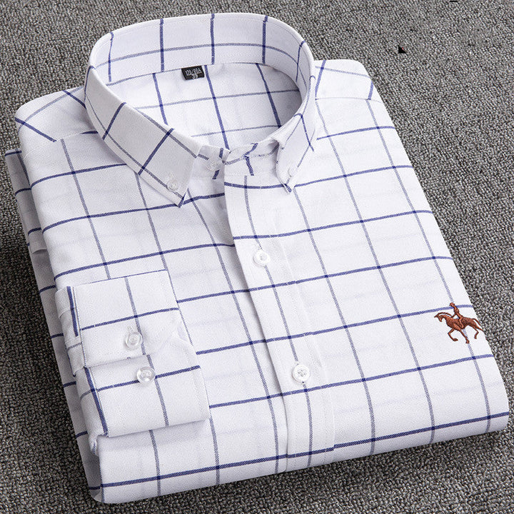 Weißes Herrenhemd mit blauem Karomuster, Baumwolle, gesticktes Pferdemotiv, Business Casual.