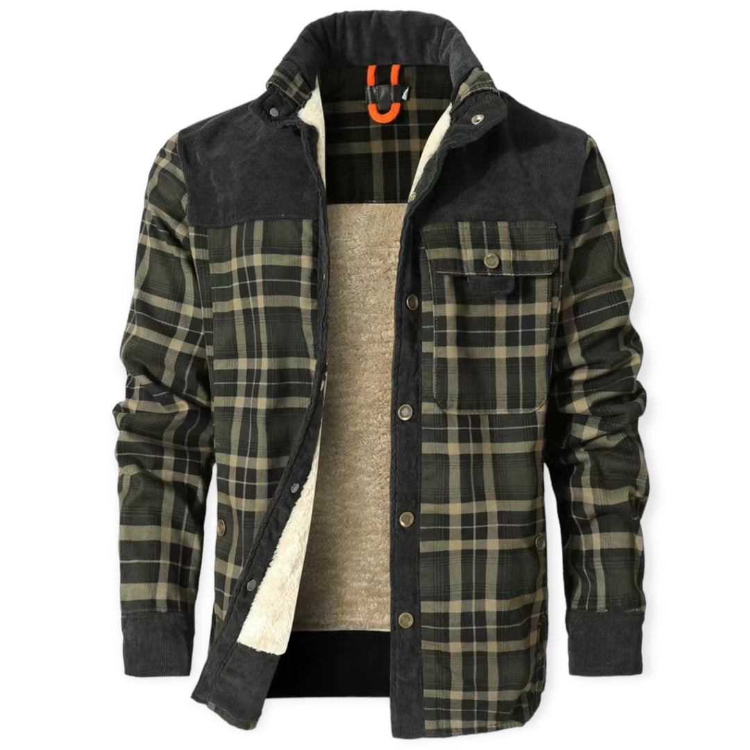 Grüne karierte Herrenjacke mit Fleece-Futter, Knopfleiste und Brusttasche.