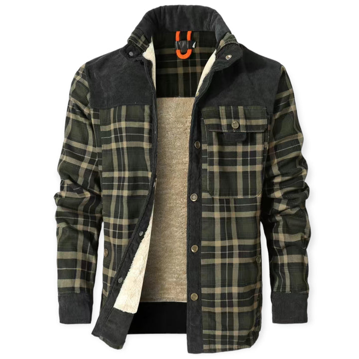 Grüne karierte Herrenjacke mit Fleece-Futter, Knopfleiste und Brusttasche.