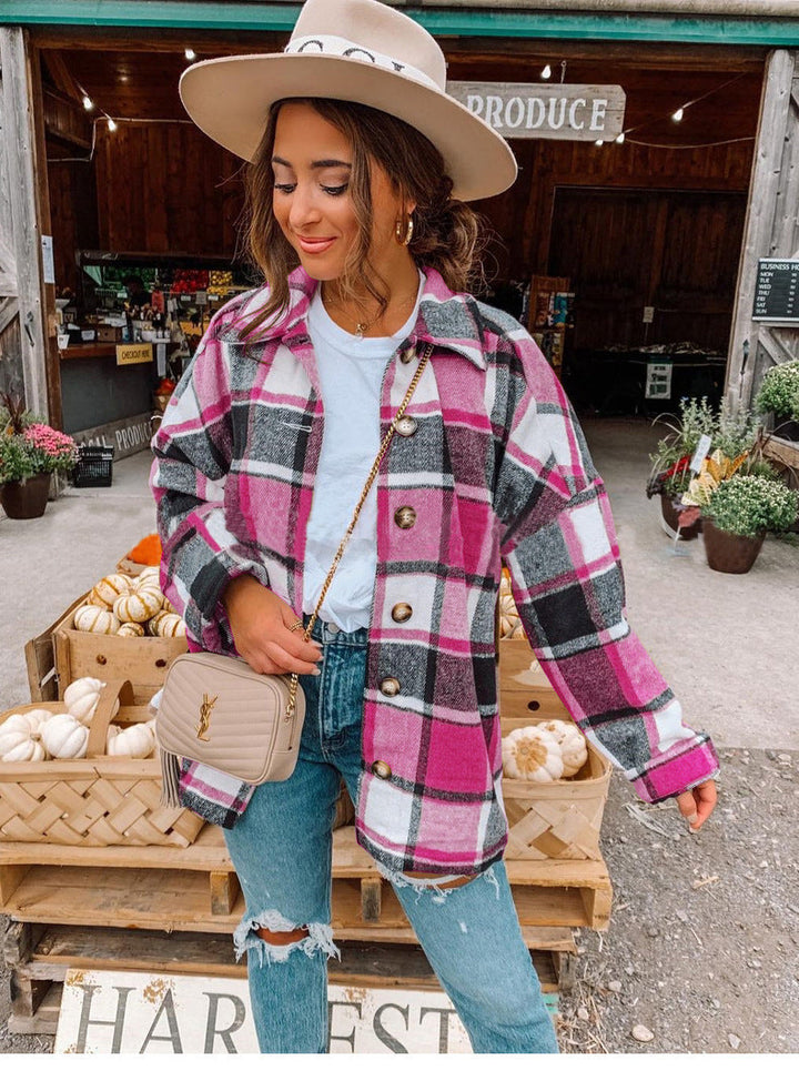 Frau in karierter Jacke und Hut vor Bauernmarkt, Herbstmode, lässiger Stil, Outdoor.