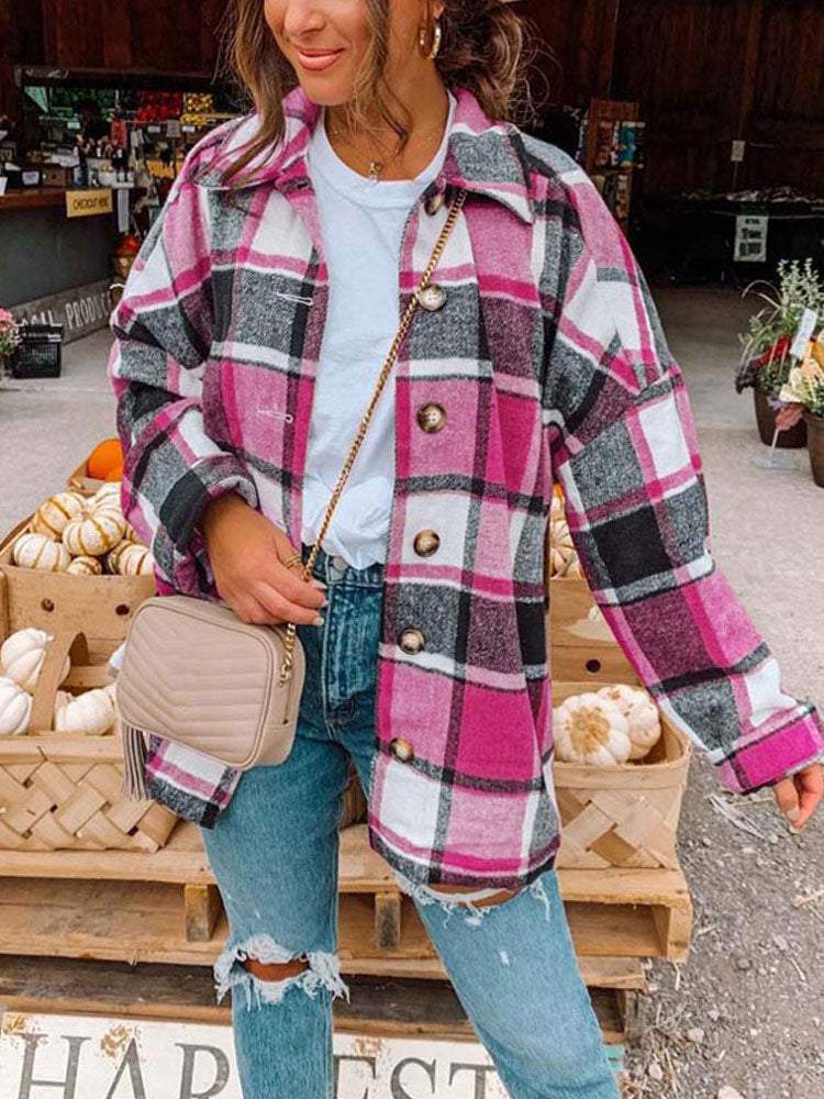 Frau in pink-karierter Jacke, weiße Bluse, zerrissene Jeans, beige Umhängetasche, Herbstmarkt.