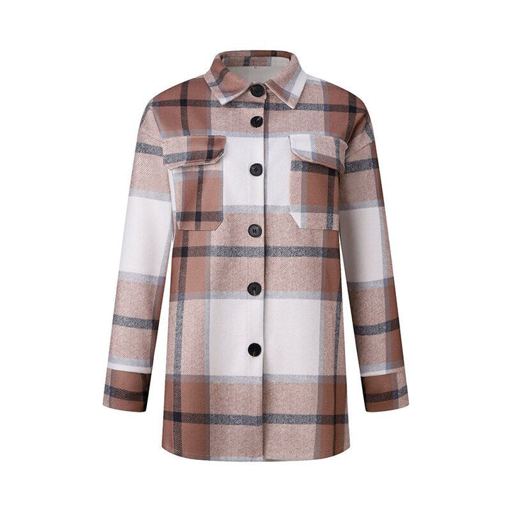 Kariertes Damenhemdjacke, braun-weiß, Knopfleiste, Brusttaschen, Herbstmode.