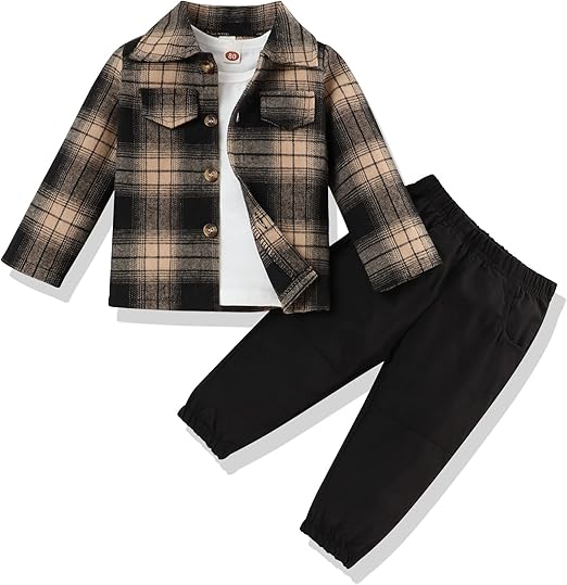 Kariertes Kinderhemd mit Knöpfen und schwarze Hose, Herbstmode, Baumwolle, Jungenbekleidung.