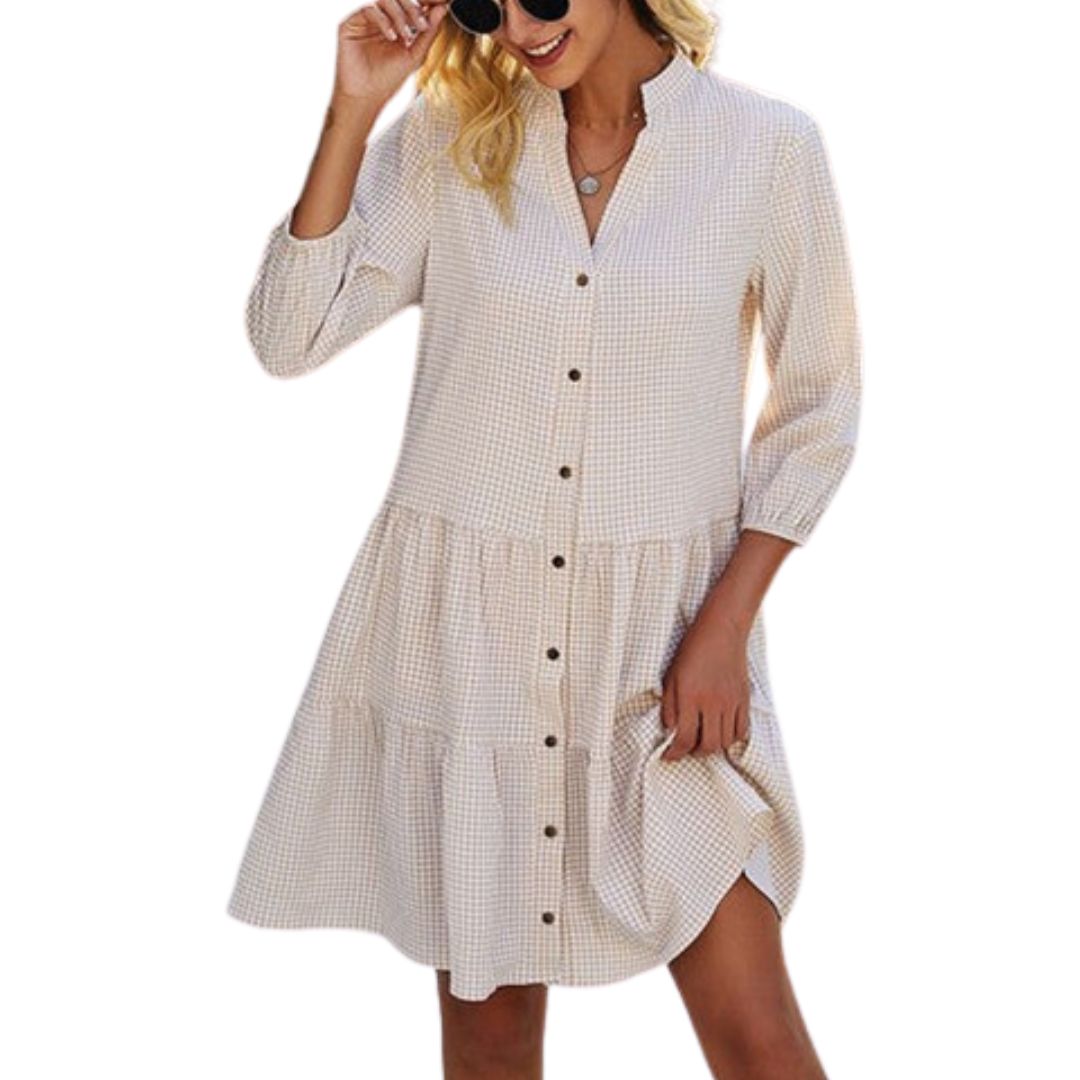 Frau in kariertem Sommerkleid mit Knopfleiste, beige, lässig, modisch, Damenmode.