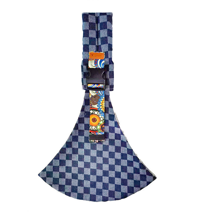 Blau kariertes Hundehalsband mit buntem Muster, verstellbar, aus Stoff.
