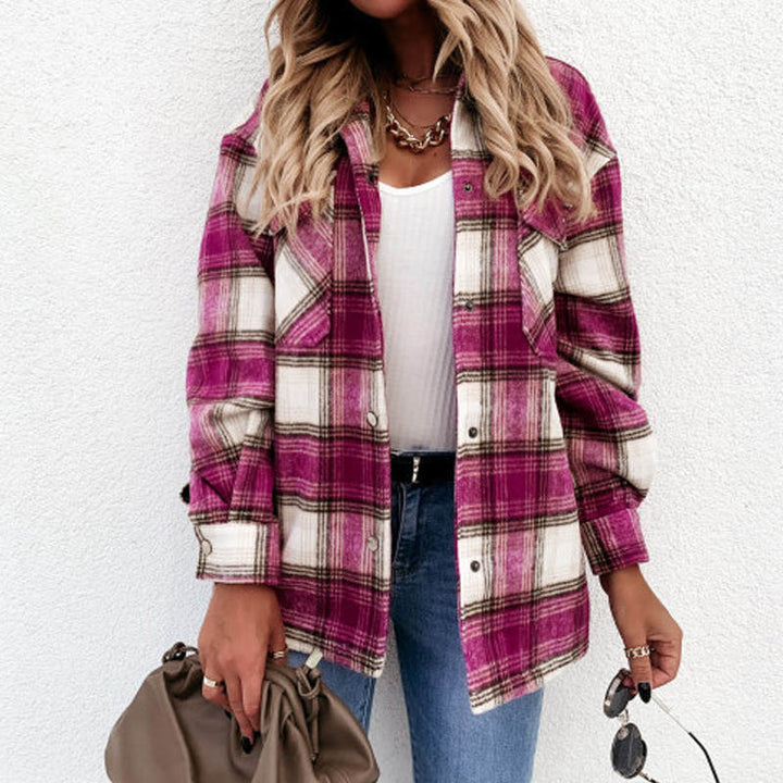 Frau in karierter Jacke, pink-weiß, Herbstmode, Overshirt, Damenmode, lässig, modern.