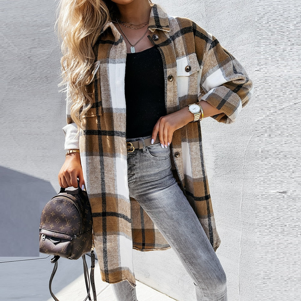 Frau in kariertem Oversize-Hemd, graue Jeans, schwarze Tasche, modisch, lässiger Stil.
