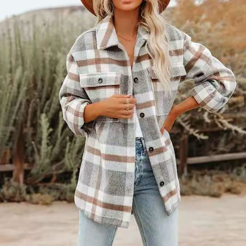 Frau in karierter Jacke, beige und weiß, Herbstmode, lässig, Outdoor, Damenbekleidung.