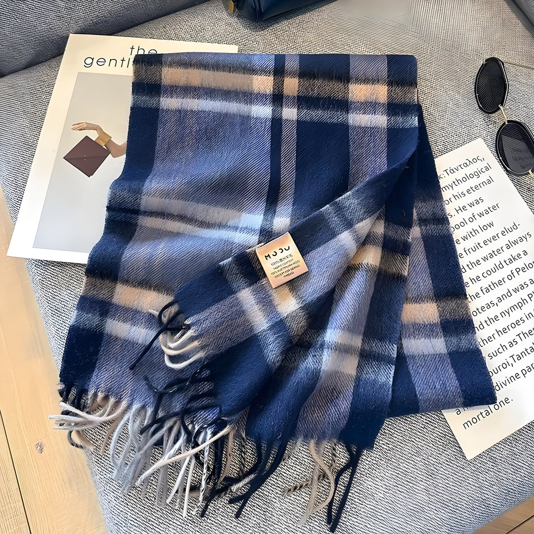 Blauer karierten Schal aus Wolle mit Fransen, modisches Accessoire auf Tisch.