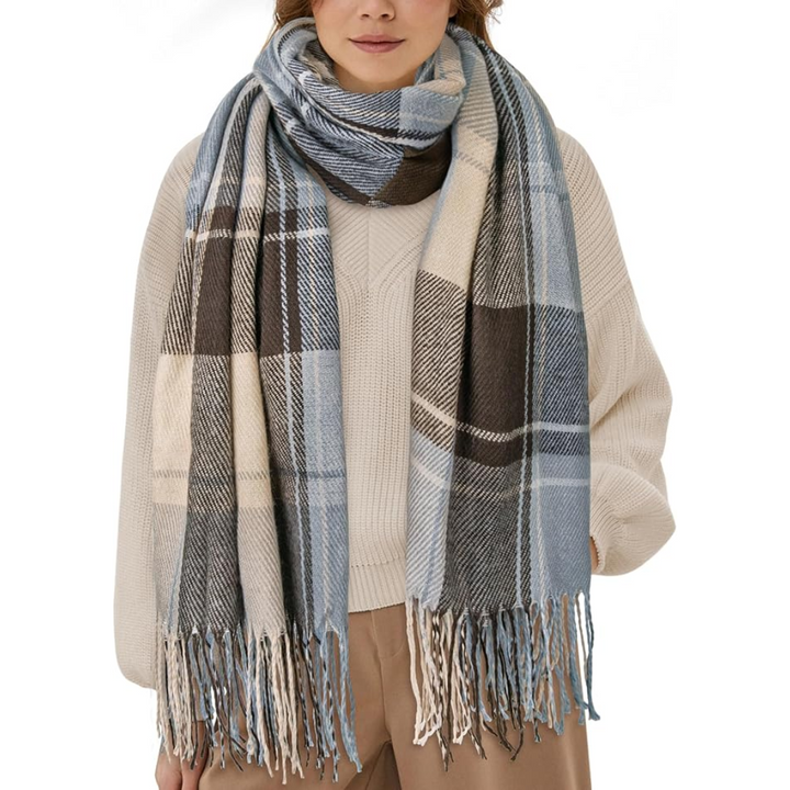 Frau mit blau-weiß kariertem Schal aus Wolle, modisches Accessoire, Herbst-Winter-Look.