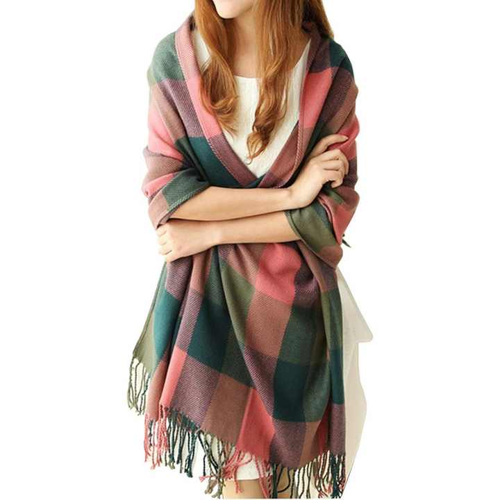 Frau mit kariertem Schal in Rosa und Grün, weiches Material, modisches Accessoire für Herbst.