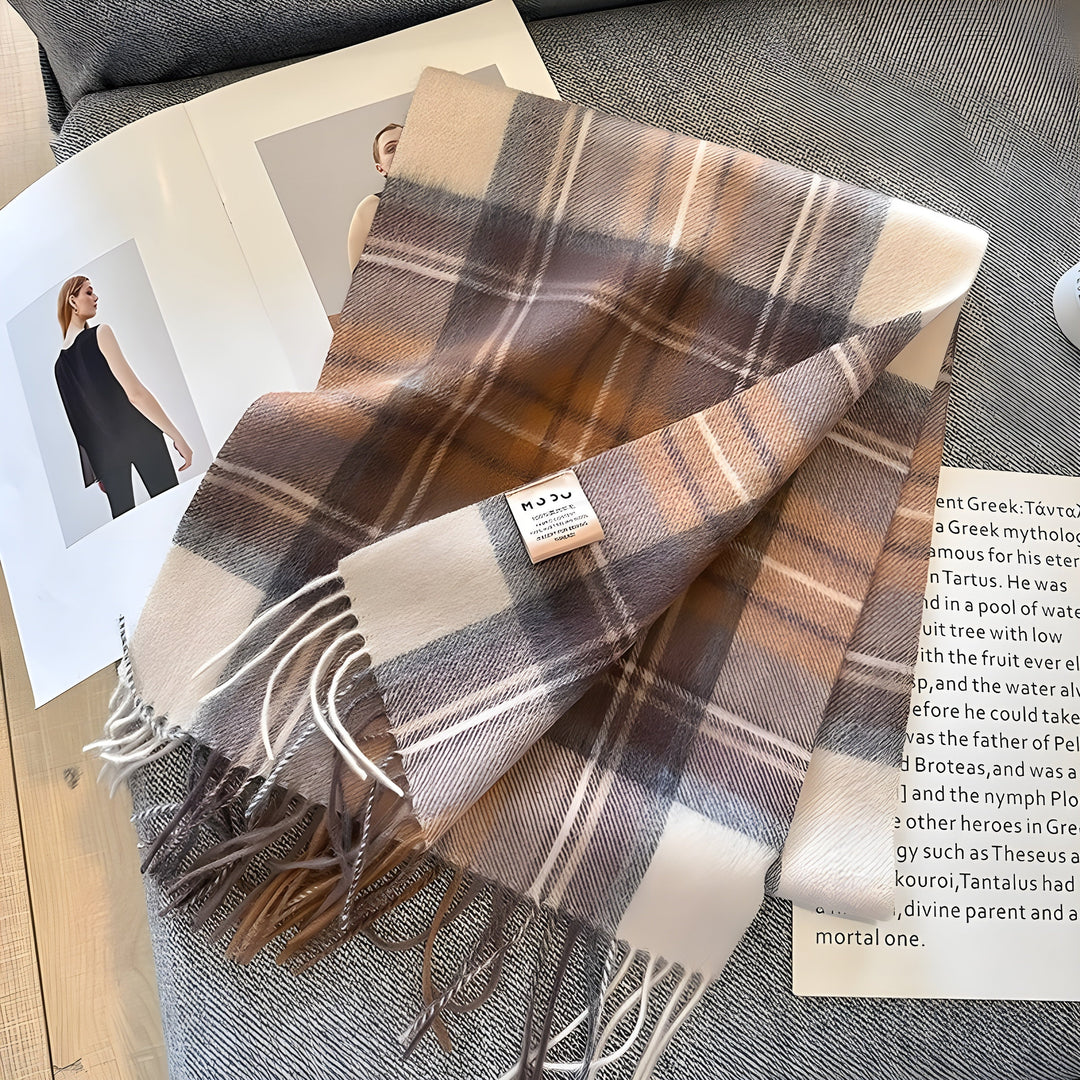 Kariertes Wollschal in Beige und Braun mit Fransen, modisches Accessoire für Herbst und Winter.