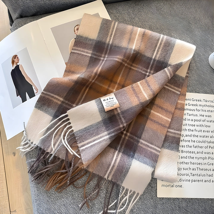 Kariertes Wollschal in Beige und Braun mit Fransen, modisches Accessoire für Herbst und Winter.