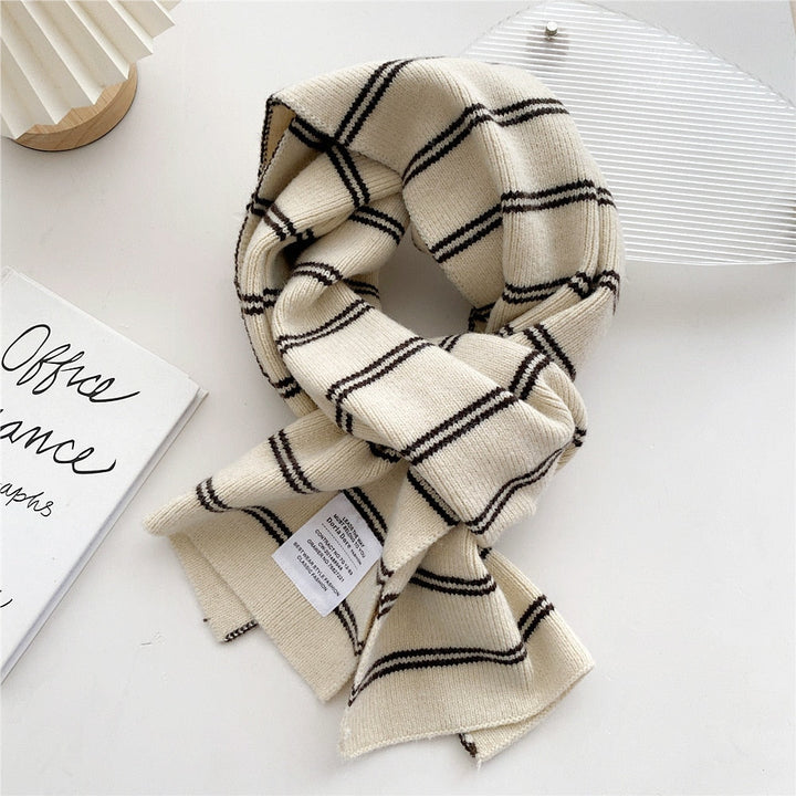 Beige kariertes Wollschal, modisches Accessoire, warm, weich, Damenmode, Herbst-Winter.