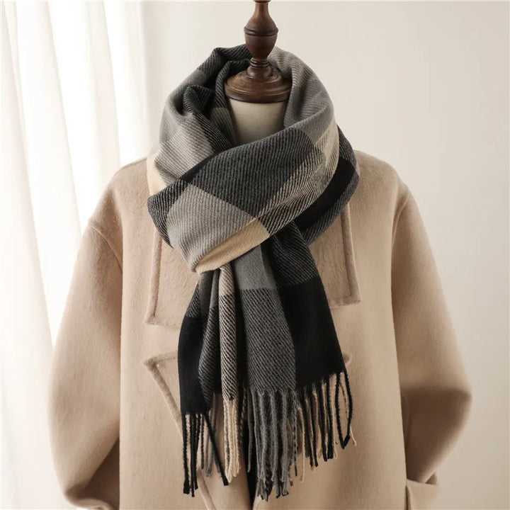 Beige Mantel mit kariertem Schal, Wintermode, Damenbekleidung, stilvoll und warm.