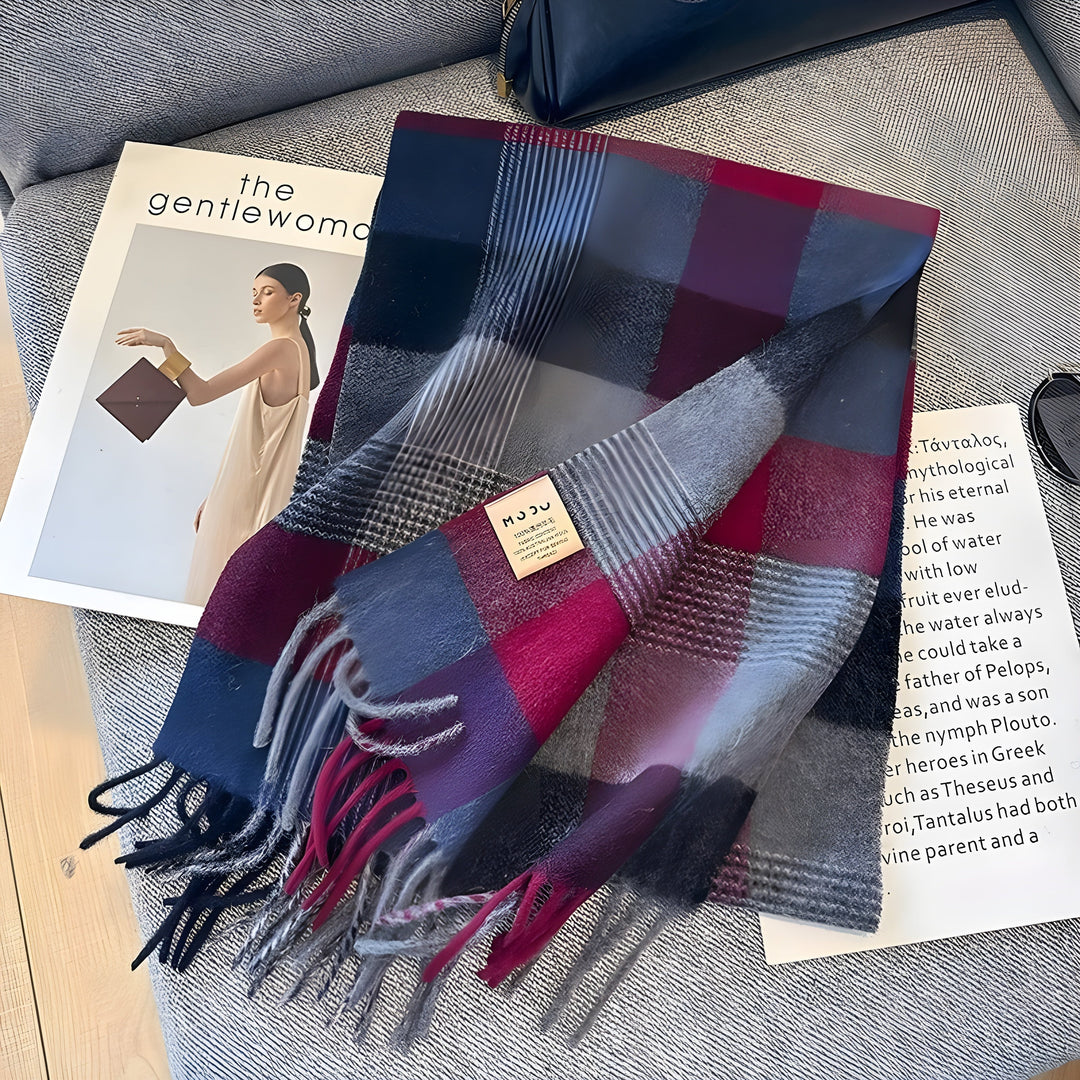 Kariertes Wollschal in Blau und Rot, weiches Material, modisches Accessoire für Damen.