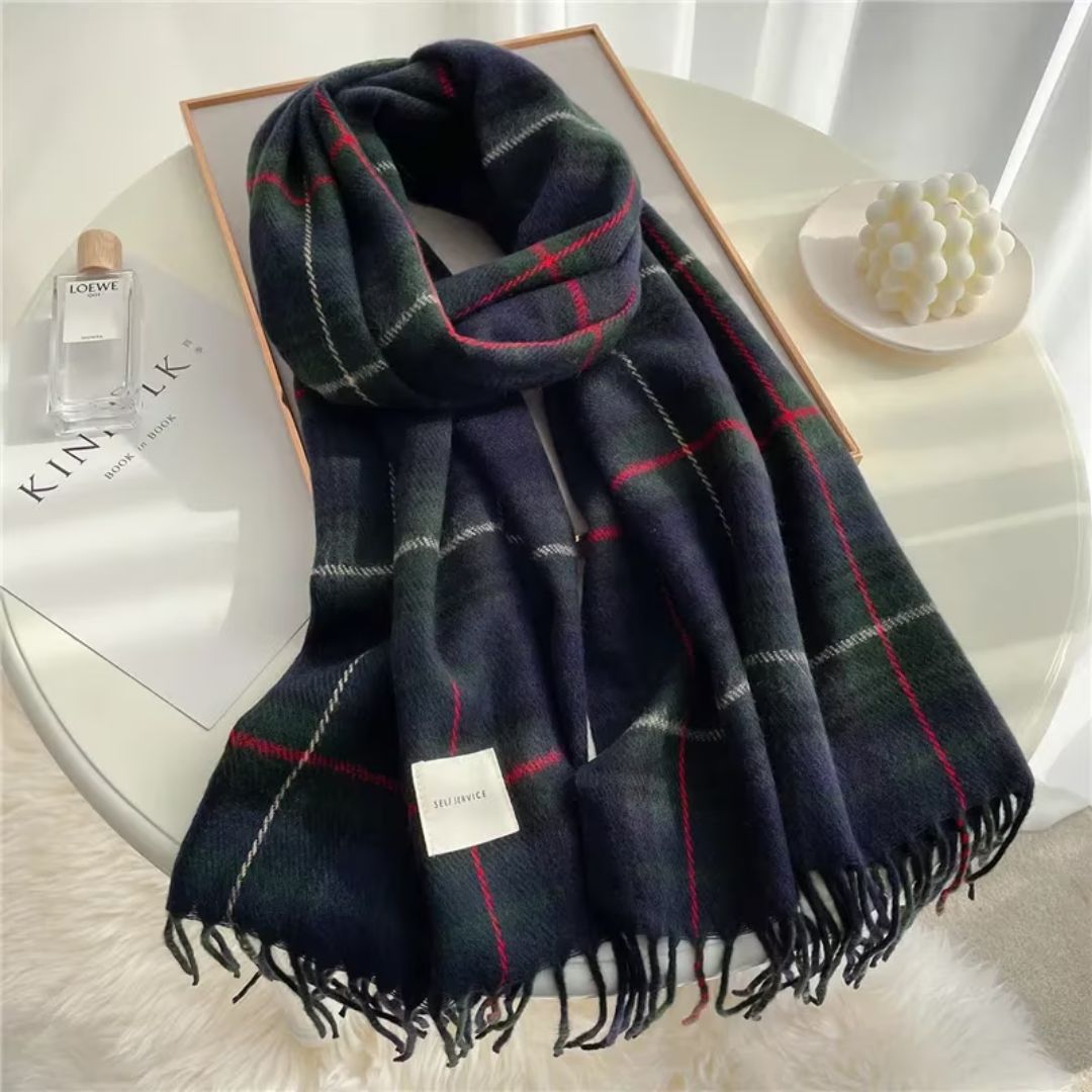 Dunkelblauer Karoschal aus Wolle, weiches Material, modisches Accessoire, Herbst-Winter-Mode.