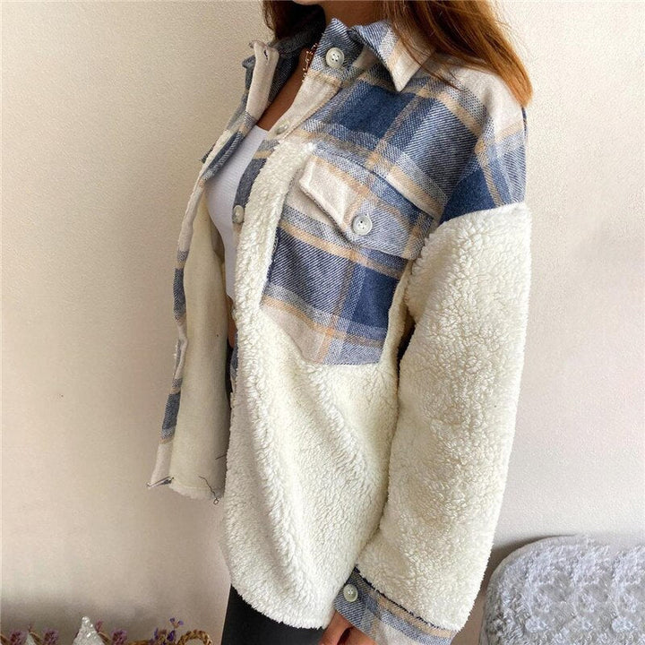 Damenjacke kariert blau-weiß, Teddyfleece, lässig, warm, Herbstmode, Langarm, Knopfleiste.