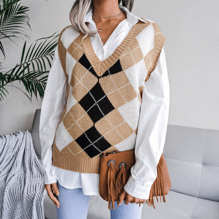 Damen Strickweste kariert beige-schwarz, ärmellos, über weißer Bluse, modisch, elegant.