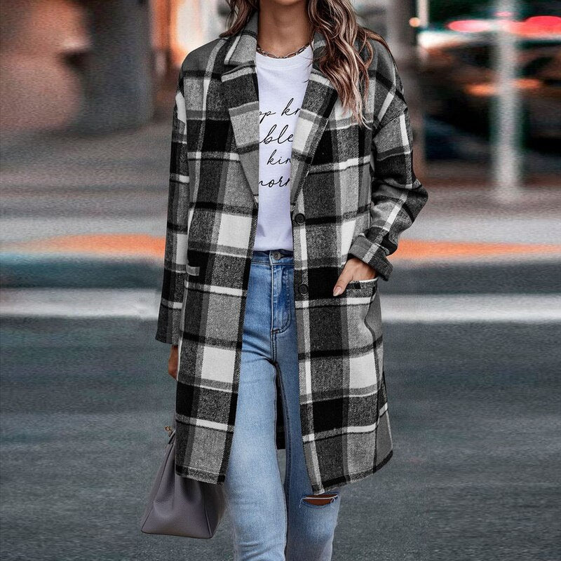 Damenmantel kariert schwarz-weiß, lang, Herbstmode, lässig, mit Taschen, Streetwear-Look.