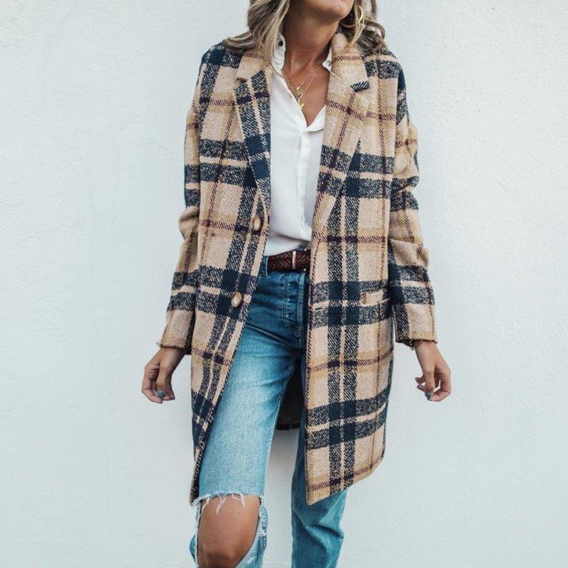 Frau in kariertem Wollmantel, beige-blau, lässig, Herbstmode, Jeans, weiße Bluse.